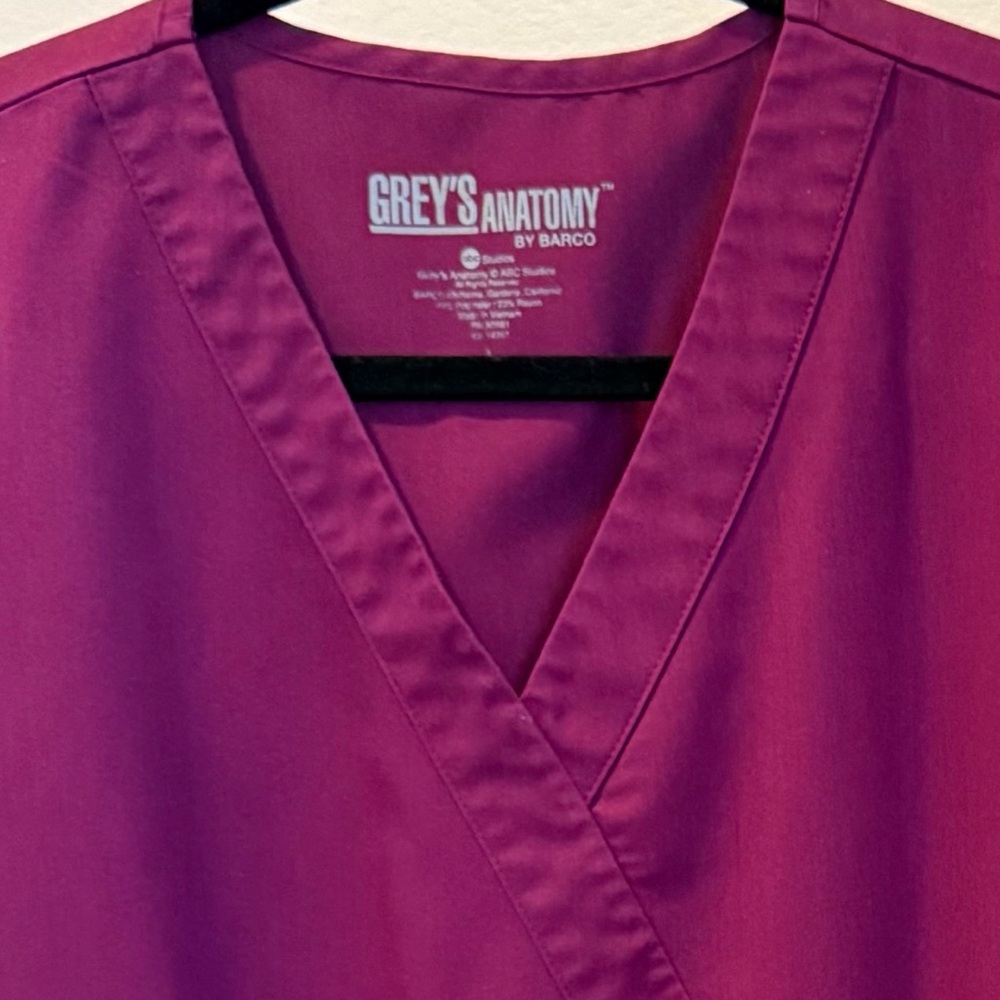 (2-piece set) Grey”s Anatomy Maroon Scrub Set. LARGE - Picture 2 of 2